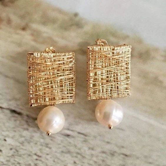Boucles d'oreilles rectangulaires en fil d'or avec perle d'eau douce pendante