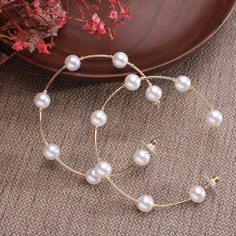 Boucles d'oreilles en cerceau avec une succession de perles plaquées roses et de zircons
