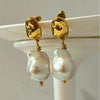 Boucles d'oreilles avec perle baroque, plaqué or 18 carats
