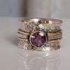Bague vintage en argent gravé avec incrustation de zircons violets