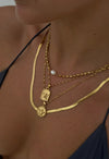 Collier triple plaqué or 18 carats avec incrustation de perles d'eau douce et pendentif en forme de pièce de monnaie